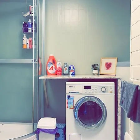 Charming Older House With Private Parking 아파트 *