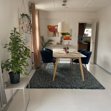 Charming Older House With Private Parking 아파트 스타방에르