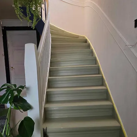 Charming Older House With Private Parking *