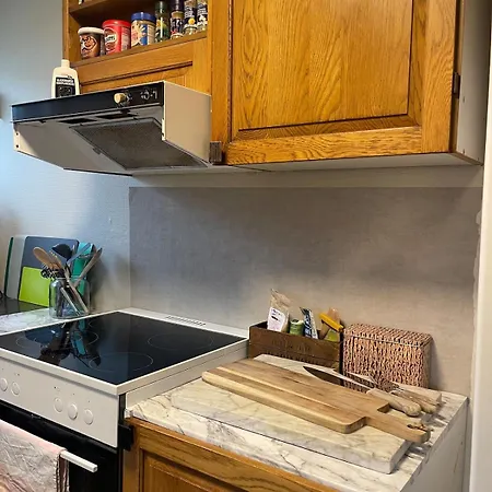 Charming Older House With Private Parking