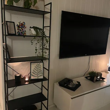 Charming Older House With Private Parking 아파트 *