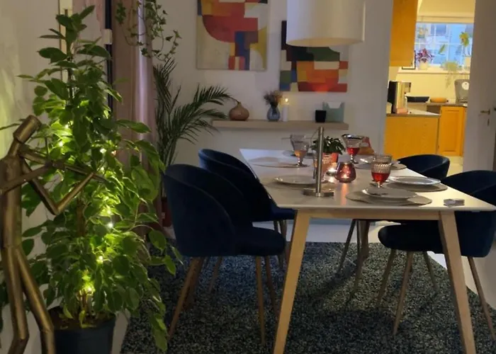 Charming Older House With Private Parking Lägenhet *
