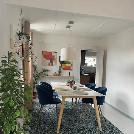 Charming Older House With Private Parking Daire *